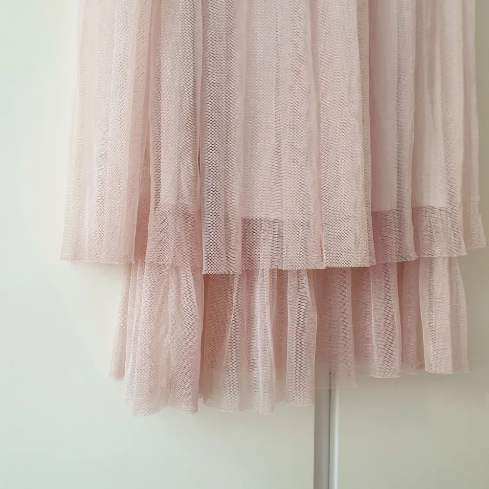 Helt ny jättefin kjol i grädd-rosa med två volang lager. Den har en under kjol, så ej genomskinlig🤗💕 Spontan köp, säljer vidare till en älskande ägare. Nyskick🧚🏻‍♀️ Pris: 170 + frakt. Kjolar.