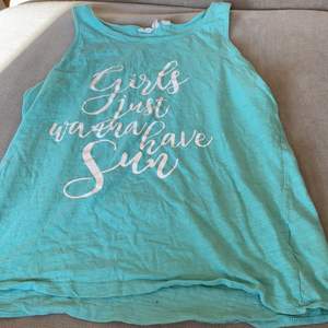 Ett jättefint linne från Kappahl säljer för att den är för liten. Text: Girls just wanna have sun. 
