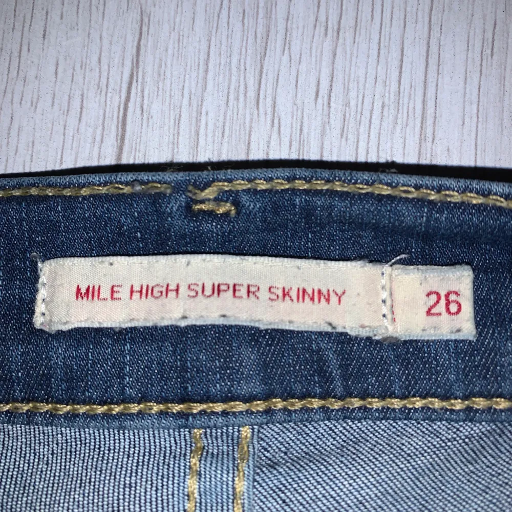 Säljer mina mörkblåa jeans från Levis för att den inte kommer till andvändning längre. Köpte dem för ungefär 1 år sedan och dem är i bra skick förutom att det är ett litet hål typ längst ner på högra benet ( bild 3 ) men som man inte tänker så mycket på och som man lätt kan sy ihop igen!😊. Jeans & Byxor.