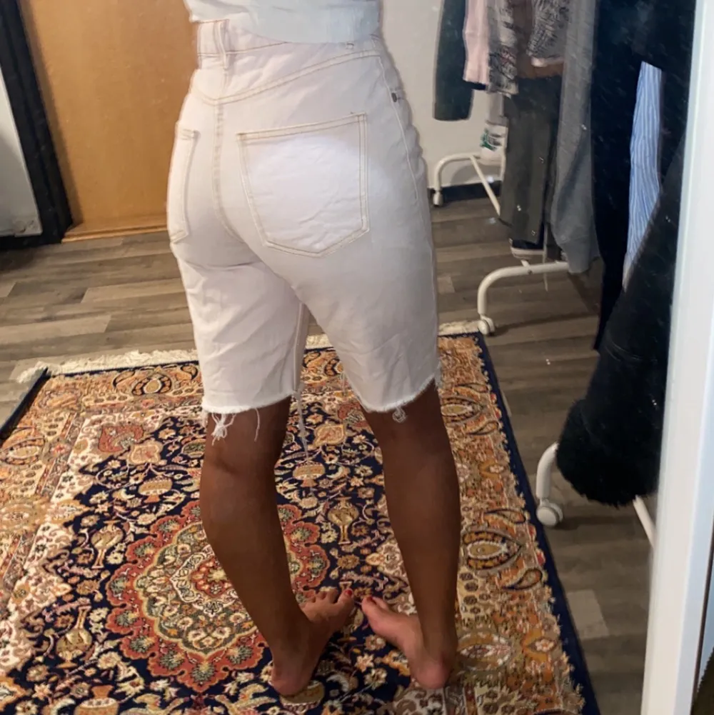 Skitsnygga shorts från Zara, som jag tyvärr inte längre har någon användning av. Har använt dem två gånger och sedan bara haft dem i garderoben. Är 165 cm och de passar perfekt❤️ buda gärna . Shorts.