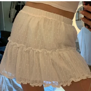 Söt vit kjol - Säljer denna kjol då den inte passade mig, köpt här på Plick, den är i nyskick och skulle sitta fint på nån som är S/M😚 KÖPAREN STÅR FÖR FRAKT🌴lånad bild