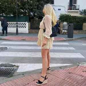 Volangklänning - Säljer denna jättesöta klänning i storlek 38 som jag köpte för två år sedan. Har endast använts en gång sedan dess då det inte riktigt är min stil. Jag är 170 och den sitter likadant på mig som på bilden. Kan mötas i stockholm (Huddinge) eller frakta. Köparen står för frakten💓✨