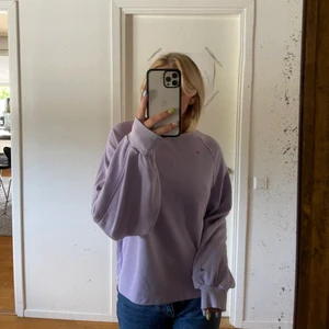 Tröja - Lila tröja från weekday i storlek xs. Så fin och sparsamt använd.  Köparen står för frakten! Hör av er om ni har några frågor eller funderingar, kram 