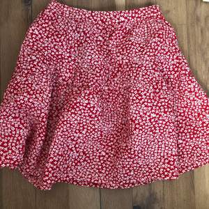 En jättesöt kjol från zara, den är köpt på barnavdelningen men den passade även mig som är 174 cm!☺️ Aldrig använt den!🌸