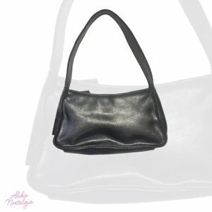 💗 Axelväska från Björn Borg 💗 - Svart skinnväska från Björn Borg med gulligt broderi på axelremmen 🐬 90s vibe. 