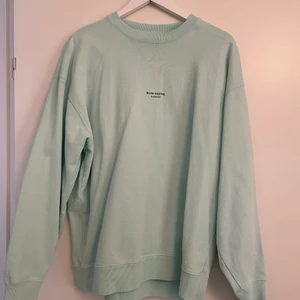 Acne studios tröja - En nästintill oanvänd acnetröja som är mintgrön. Använd ca 5 ggr och är i jättefint skick, finns inga slitningar eller liknande. Köptes för ca 2200kr 