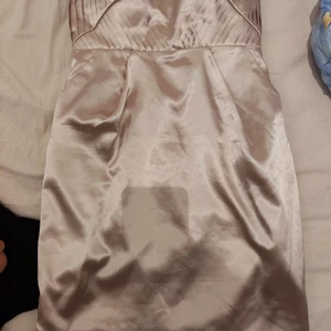 Festligare klänning i silkes. - Fint tyg på en söt klänning utan axelband. Dragkedja bak till och kläningsmåttet stäcker sig en bit nedanför rumpan. Skriv om ni har frågor💕