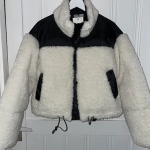Cool puffer jacka i teddy - Skitcool kort pufferjacket med teddy detaljer i storlek 36. Mycket oversized i storlek så skulle säga att den passar 36-40 (jag har oftast 38) beroende på hur man vill att den ska sitta. Aldrig använd och alla lappar finns kvar, köpt för 759kr på ASOS förra året. Du betalar frakten! Skriv vid frågor eller intresse!💜