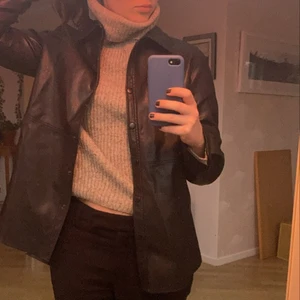 Skinnjacka från Ginatricot - Super najs tunn skinnjacka från Gina. Storlek 34.