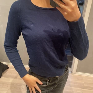 Gant storlek XS - En snygg mörkblå tröja från Gant köpt för några år sedan knappt använt och i ett väldigt bra skick i storlek XS☺️. 150kr+frakt. Skriv vid intresse eller frågor!!❤️❤️