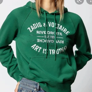 Zadig Voltaire hoodie - Hej, säljer denna snygga hoodie från Zadig! Den köptes i Dubai för 2 år sedan. Kvitto bör finnas (inte säker) men köptes på Zadig butik och dustbag finns. Har ett ”tvättmaskinshål” på vänstra ärmmudden men är inte ens i storleken av en tumnagel. Hör av er vid frågor - köpare står för frakten! Köp direkt för 1000kr eller buda från 850kr