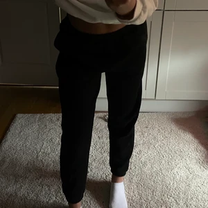 Svarta mjukisbyxor🖤 - Säljer mina svarta mjukis byxor för ja inte har någon användning alls av dem, passar i storlek XS/S, nästan aldrig använda, är 169
