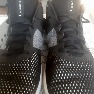 Nike basketskor strl. 42  - Nästan nya basket skor. Använd bara några gånger. Inget fel på de. Väldigt sköna. Går att fraktas. Storlek 42. Möts I Stockholm. 