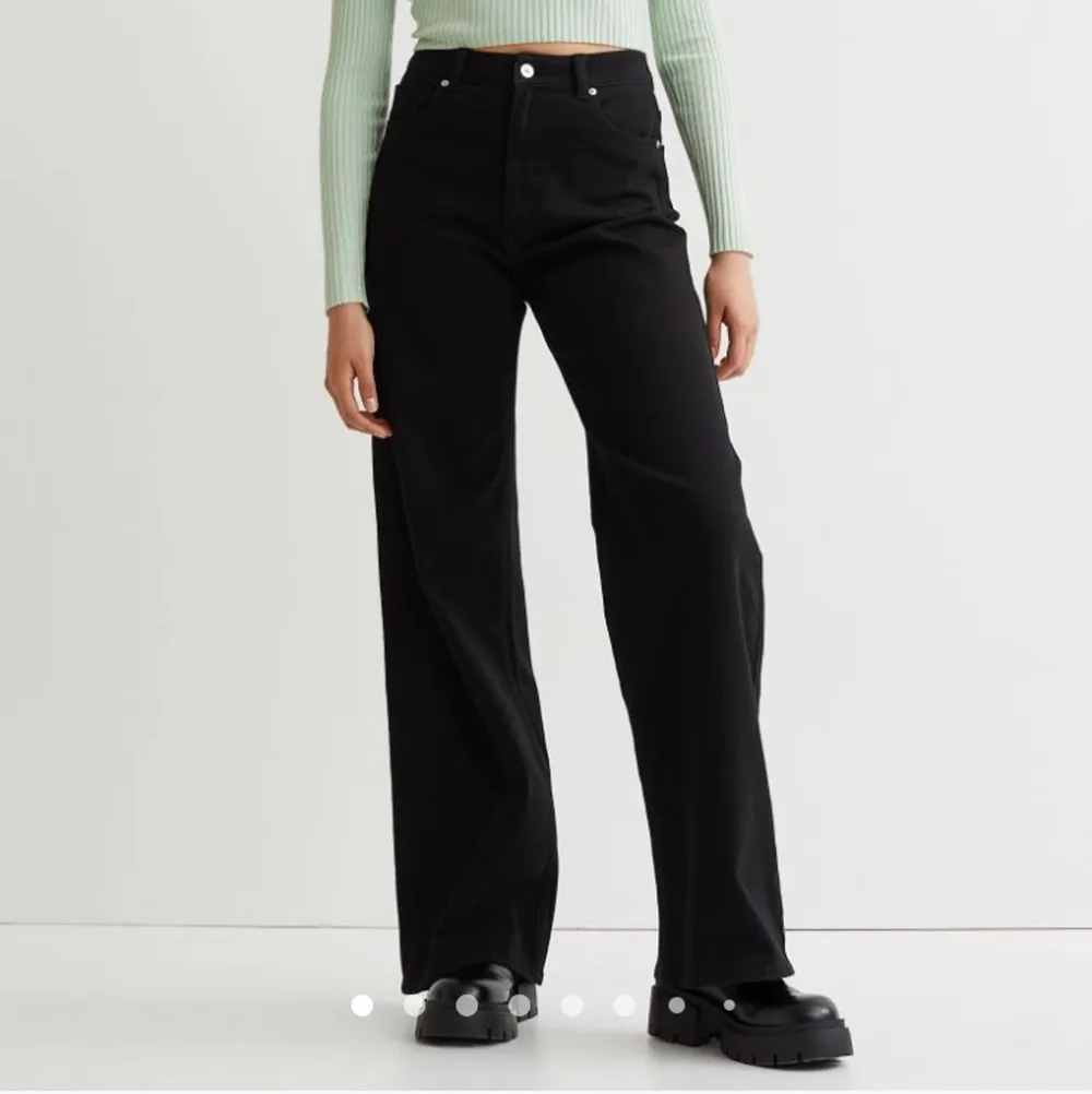 Ett par svarta jeans från H&M i storlek 36🖤säljer dom för 80 +frakt🖤. Jeans & Byxor.