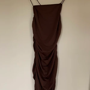 Brun klänning med öppen rygg - Fin och skön klänning med bra passform, aldrig använd!