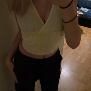 Gult linne från shein som Knyts där bak - Köptes i somras o blev bara använd ett fåtal gånger mest av vänner för var inte min stil. Storlek XS men funkar som S