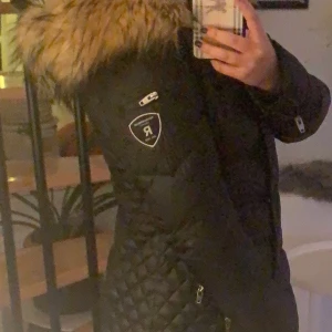 Rockandblue jacka  - Säljer min favvo jacka pågrund av att jag köpt en ny. Den är i topp skick och har absolut inga märken eller något hål och har använts sparsamt. Det är i storlek 38 passar som s/m. (Frakten tillkommer) skriv gärna om ni har några frågor eller är intresserade 