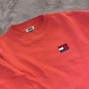 Oversized sweatshirt  - Oversized sweatshirt från Tommy hilfiger. Storlek:XS passar även för personer som bär S/M. Andvände ett fåtal gånger. Nyskick. Köparen står för frakten. 