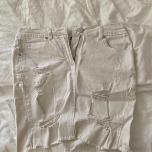 Jeanskjol  - Jeanskjol med slitningar, fint skick! Frakt står köpare för (köpare väljer fraktsätt) eller kan vi mötas upp i Kävlinge/Lund/Landskrona/Staffanstorp/Löddeköpinge osv 