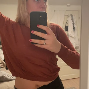 Tröja - Säljer denna jätte fina brun/röda tröjan i storlek S. Jätte fin nu till hösten men är tyvärr för liten i ärmarna på mig. Märket är WHYRED!❣️ Köparen står för frakt❣️