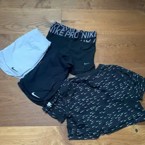 Två tennis kjolar ett par skorts och en kroppar t- shirt 