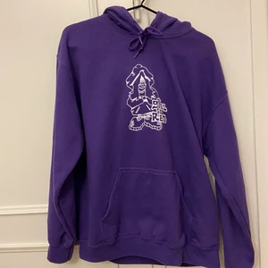 Girl in red hoodie  - Supercool girl in red merch som inte säljs längre! Köptes för dubbla priset och är endast använd ca 5 gånger. Kameran fångar inte riktigt riktiga färgen, den är lite mörkare irl.