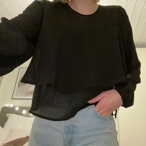 Svart blus  - Säljer denna super söta svarta blus då den inte kommer till användning. Köpt för 450kr från Hina tricot. Det är en 40 men skulle säga 36/38 då den är kortare i modellen. Köparen står för frakten. 