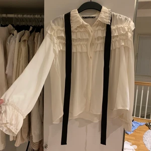 Zara blus - Storlek M. Bud från 50kr