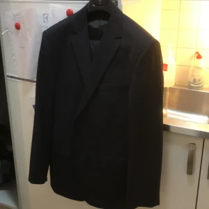 Sir kostym mörkblå (new lage) - Normal fit. Sitter bekvämt, lite för stor för mig ca 170cm. Lämpar sig för 175-180 personer. Storlek ca 52. Nyskick