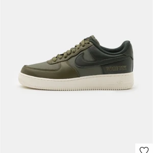 Air Force 1  - Använd fåtal gånger, inga skador, nyskick. Storlek 42,5 (org pris 1500kr) köpte på Zalando. 