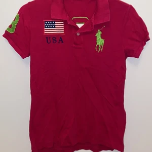 Strl M - Säljer min fina polo t-shirt nu, jag håller på och flytta och försöker få bort allt som jag har inte använt så mycket. Har använt den typ 2-3 gånger!