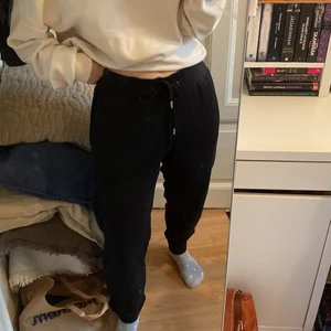 Svarta mjukisbyxor  - Svarta mjukisbyxor från Cubus i storlek M! Jag säljer dem för att de är för stora för mig, har bara använt dem någon enstaka gång.