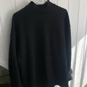  svart sweatshirt i storlek S