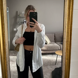 Svart linne - Tubtopp från Nelly med spaghettisnören. Super då tyget framtill är dubbelt så att man kan vara utan bh. Storleken är xs men skulle vilja påstå att den fungerar för en s också då den är stretchig! Frakt tillkommer