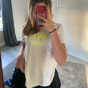 ZARA - Snygg t-Shirt från zara i storlek S och kommer tyvärr aldrig till användning❤️pris kan diskuteras