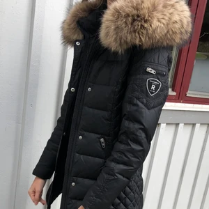 Rockandblue jacka - Säljer min superfina jacka från rockandblue. Storleken är 36. Den är som ny! Skicket är superbra. Pälsen är äkta och superfin. Köpte för 4000 kr och säljer för 2590. Har kvittot kvar!😊