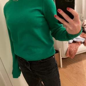 Säljer denna cashmere tröja från FromFuture. Supernajs grön färg och mysigt material. 