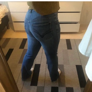 Blåa midwaist jeans - Säljer pga för stora, pris kan diskuteras! Lånade bilder