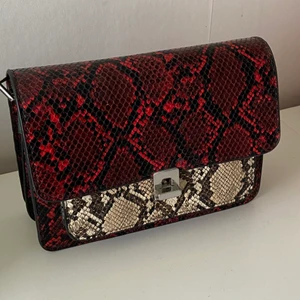 Mango väska - Säljer denna snygga väska från mango! Kan ha både kors och på axeln!