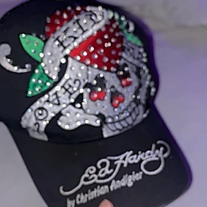 Ed Hardy keps - Jätte fin Ed Hardy keps! Älskar den men kommer ej till användning längre då jag ändrat stil 💕 Storleken går att justera på baksidan! Bilderna är lite suddiga då min kamera på telefonen är sönder 🥸 I bra skick  