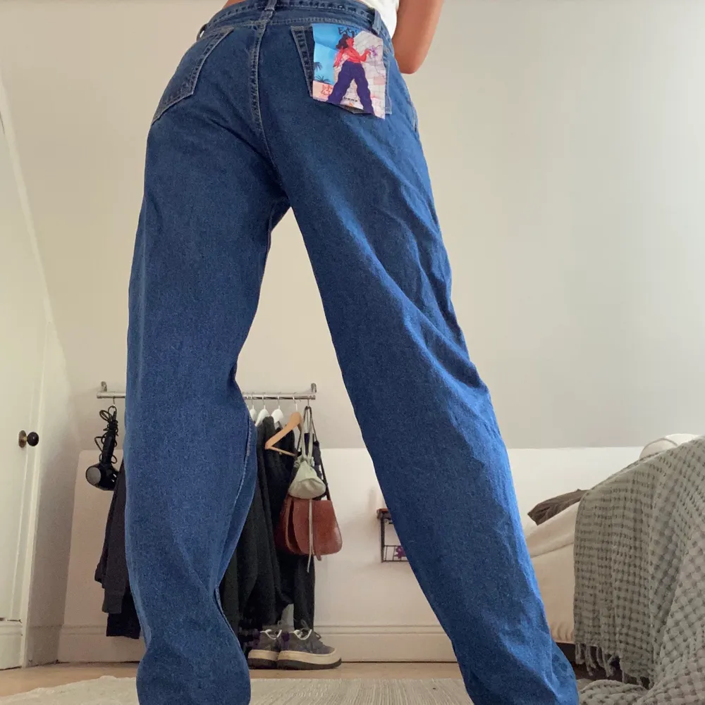 Assnygga midwaist jeans i strlk 38/34. Sitter perfekt på mig som vanligtvis har 38/M i jeans och är 172 cm lång. Skriv för fler bilder. Nypris 2200kr. Innerbenslängd 83cm. . Jeans & Byxor.