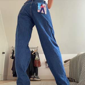 Assnygga midwaist jeans i strlk 38/34. Sitter perfekt på mig som vanligtvis har 38/M i jeans och är 172 cm lång. Skriv för fler bilder. Nypris 2200kr. Innerbenslängd 83cm. 