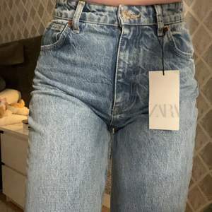 Vida jeans från Zara, aldrig använda med alla lappar kvar. Modell ”Wide Leg”, storlek 36/26. Skriv för mer info💞 Frakt tillkommer på 66kr. 