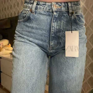 Zara Jeans - Vida jeans från Zara, aldrig använda med alla lappar kvar. Modell ”Wide Leg”, storlek 36/26. Skriv för mer info💞 Frakt tillkommer på 66kr. 
