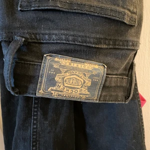 Svarta jeans CROCKER - Svarta low waist and boot cut, jättesköna och perfekt i längden på mig som är 165 cm (se bild) Storlek midja: 27 Storlek längd: 33. Fint skick och säljer pågrund av att de ej kommer till användning 🥰