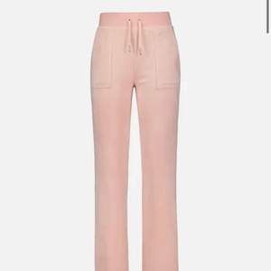 Säljer mina ljus rosa/beiga juicy couture del ray classic velour byxor i storlek L. De är helt oanvända endast provade. 
