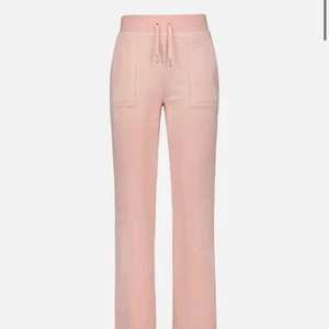 Juicy couture byxor - Säljer mina ljus rosa/beiga juicy couture del ray classic velour byxor i storlek L. De är helt oanvända endast provade. 