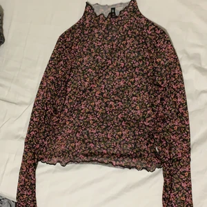 Mesh topp från H&M - Fin långärmad topp från H&M i meshmaterial! Den är i fint skick och är endast använd 2 gånger! Toppen har en låg krage och är i storlek L men skulle troligen även passa M. Du betalar priset (65kr)+frakt 