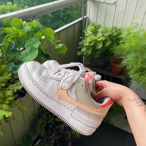 Nike air force 1 shadow  - Säljer mina Nike shadow som tidigare är köpta på plick. Säljer för att dom är försmå. Använda några gånger men är som nya. Storlek 36. Ny pris 1399kr säljer nu för 550kr+ frakt. Bilderna är lånade!!