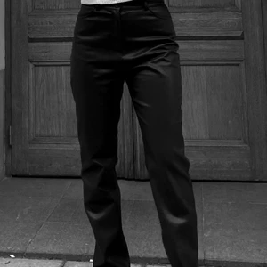 LXA skinnbyxor - Eftersom dessa tyvärr var för stora på mig så säljer jag dessa skinnbyxor från LXA, dom är sjukt snygga och materialet känns lyxigt. Dom ser helt oanvända ut. Har lånade bilder (förutom den sista) eftersom dom inte passade mig.